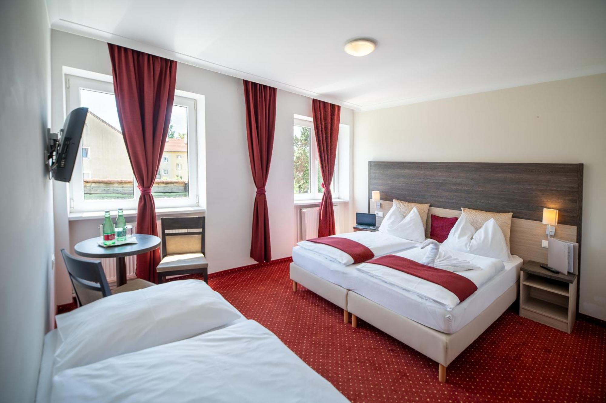 Hotel Marc Aurel Petronell Extérieur photo